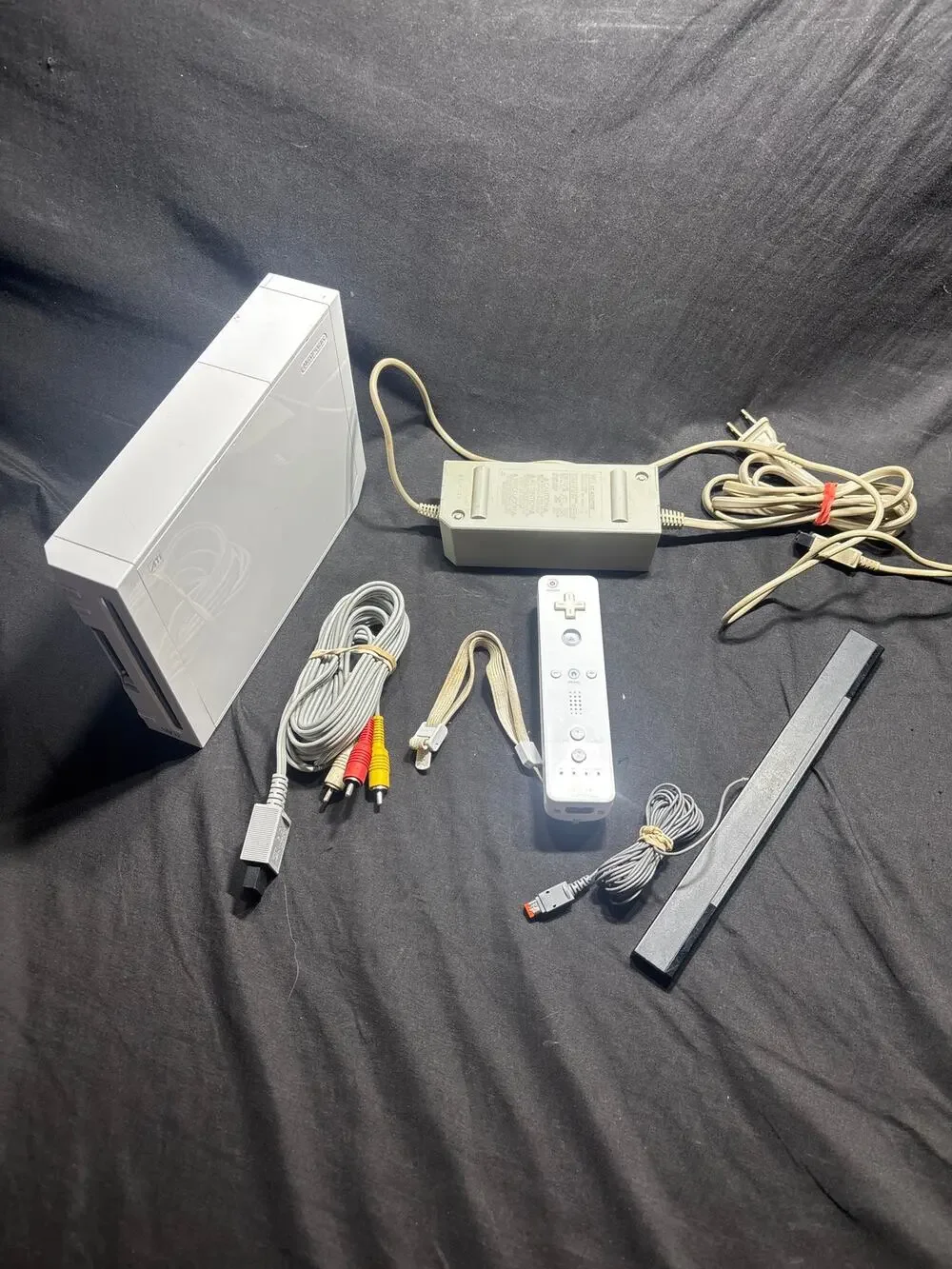 Nintendo Wii Console White GameCube Compatible Bundle Cords Remote Sensor Tested